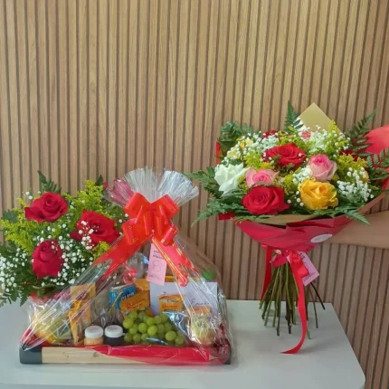Cesta de café da manhã com flores e buquê de rosas coloridas da Floricultura Artflora